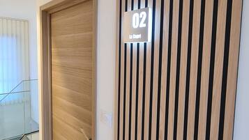 Minibar, bureau, Wi-Fi gratuit, draps fournis