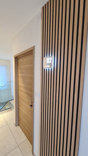 ห้องดีลักซ์ดับเบิล, วิวสระว่ายน้ำ | มินิบาร์, โต๊ะทำงาน, Wi-Fi ฟรี, ผ้าปูที่นอน