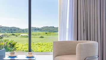 Deluxe tweepersoonskamer, uitzicht op zwembad | Een minibar, een bureau, gratis wifi, beddengoed