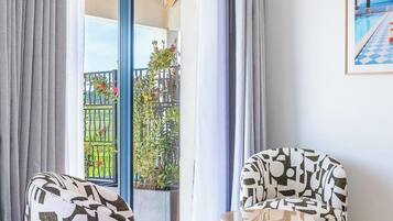 Deluxe-Doppelzimmer, Poolblick | Minibar, Schreibtisch, kostenloses WLAN, Bettwäsche