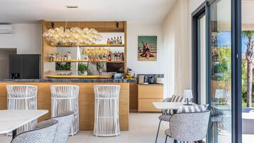 Daily continental breakfast (EUR 15 per person)