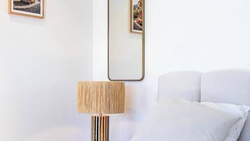 디럭스 더블룸, 수영장 전망 | 미니바, 책상, 무료 WiFi, 침대 시트