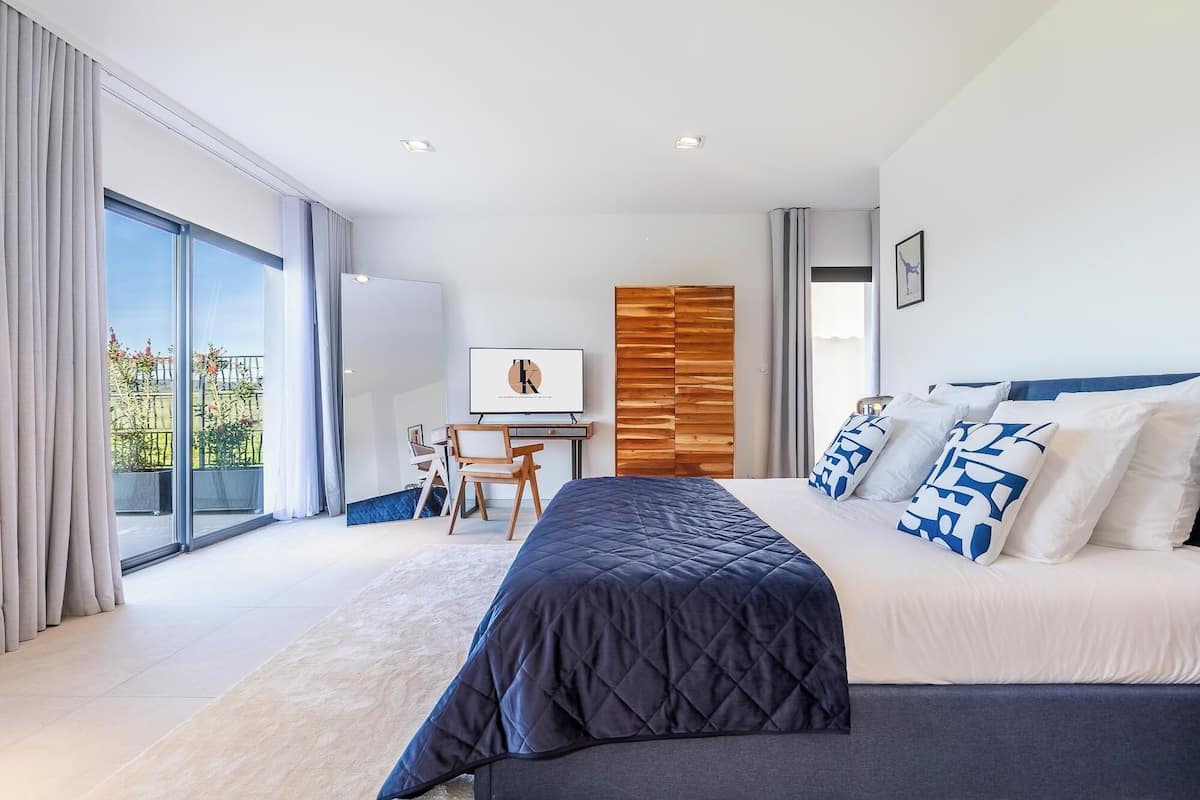Habitación doble Deluxe, vista a la alberca | Minibar, escritorio, wifi gratis y ropa de cama