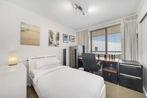 Apartment - Bright 2-bed With Private Balcony (Canberra)