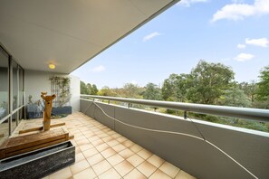 Apartment | Terrace/patio - Bright 2-bed With Private Balcony (Canberra)
