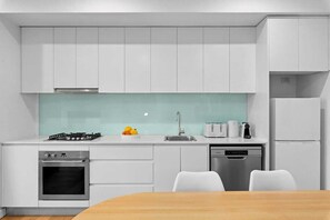 Apartment - Central Art-filled 2 Beds With Balcony Aircon (Sydney)