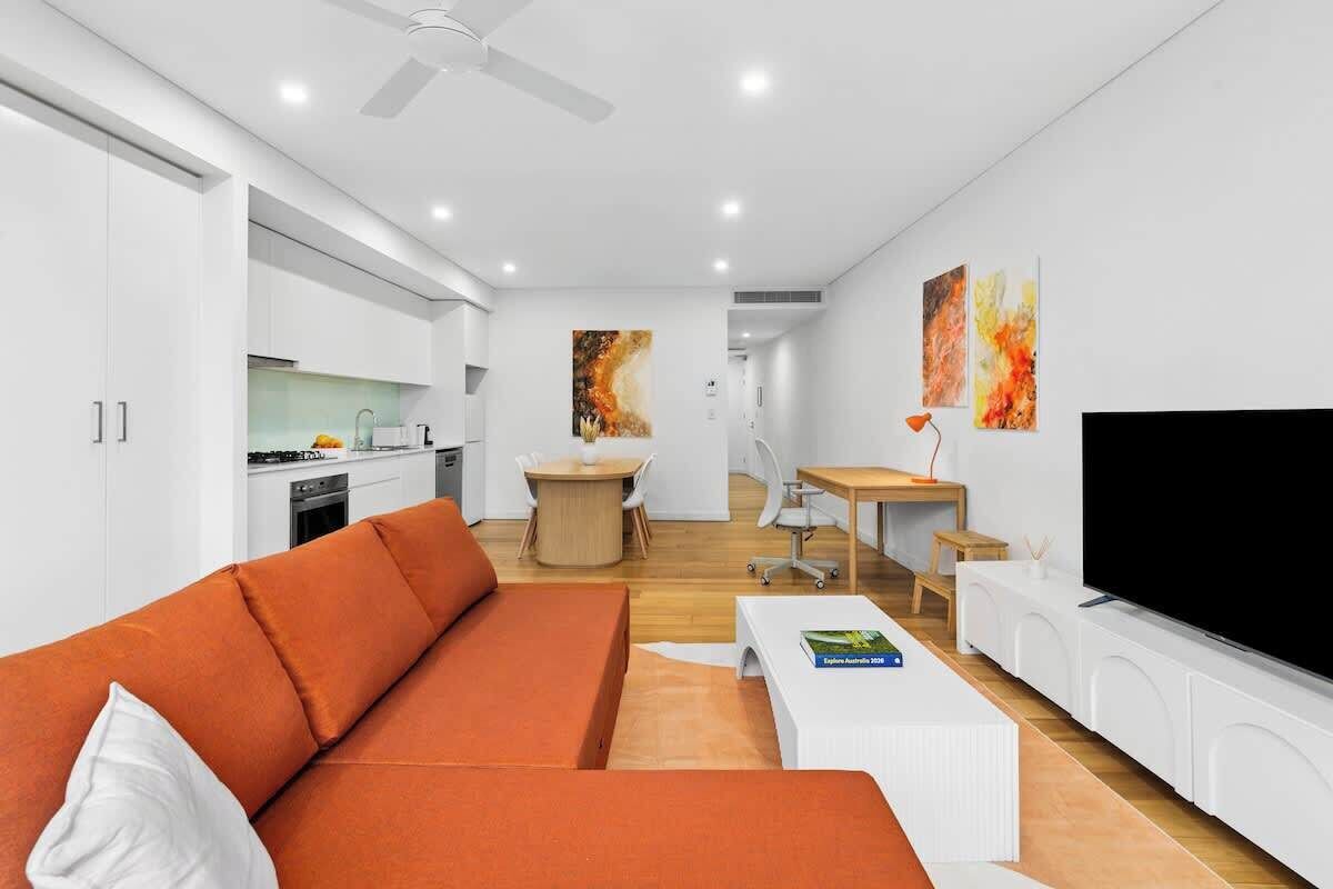 2 bedrooms, desk
