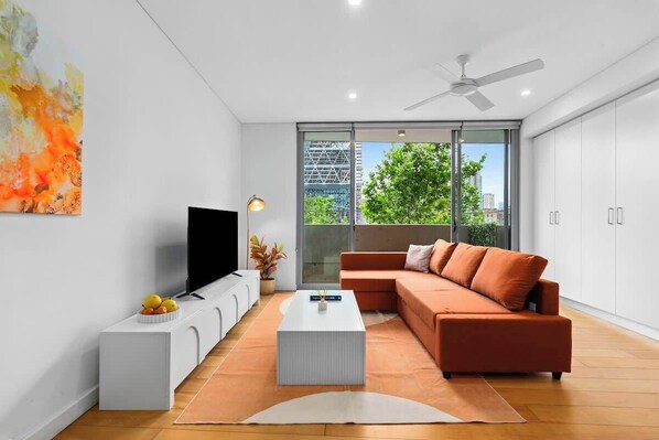 Apartment - Central Art-filled 2 Beds With Balcony Aircon (Sydney)