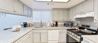 Entire SW 3bedroom 2.5bath house with Kingsize bed Bakersfield family-friendly