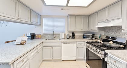 Entire SW 3bedroom 2.5bath house with Kingsize bed Bakersfield family-friendly