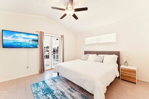 Tabla de planchar con plancha, wifi y ropa de cama