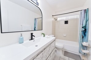 Asciugacapelli, asciugamani, sapone, carta igienica