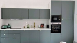 Kaffetrakter/tekoker, kjøleskap, mikrobølgeovn og ovn