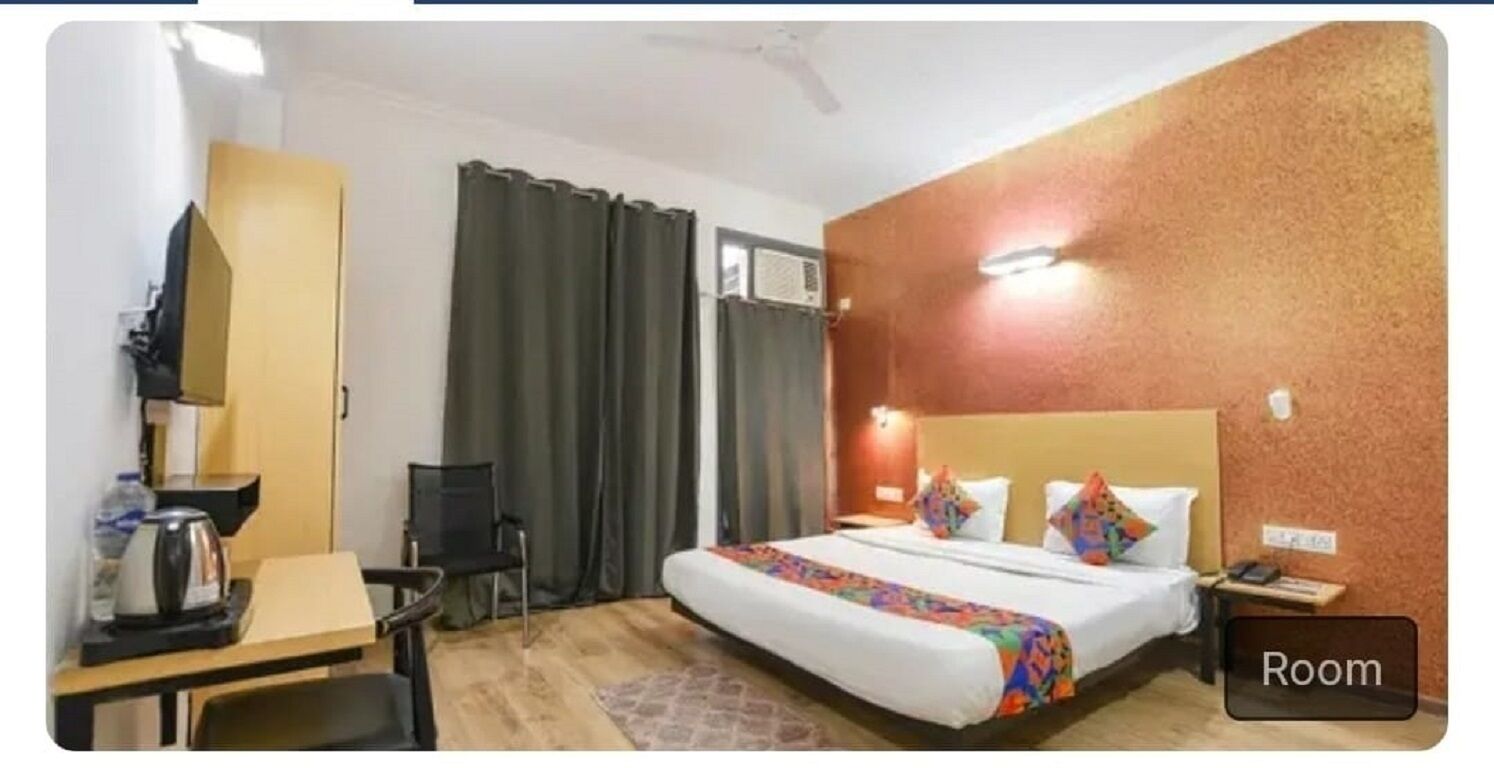 Desk, laptop workspace, free WiFi