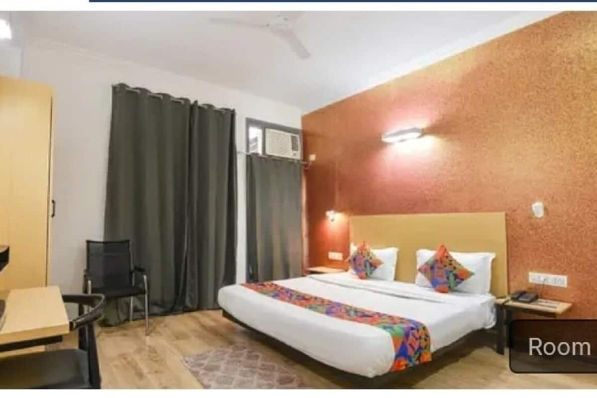 Desk, laptop workspace, free WiFi