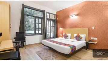 Family Double Room | Desk, laptop workspace, free WiFi