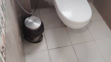 Chinelos, toalhas de banho, sabonete, shampoo