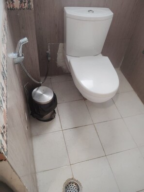 Pantuflas, toallas, jabón, shampoo 