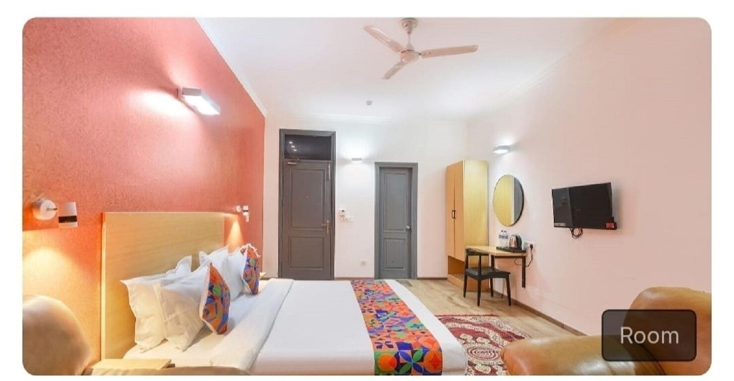 Luxury Studio Suite | Desk, laptop workspace, free WiFi