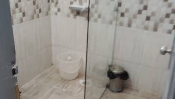 Chinelos, toalhas de banho, sabonete, shampoo