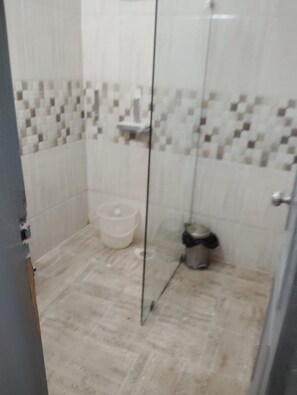 مستلزمات مجانية للعناية الشخصية، شامبو، ورق حمّام