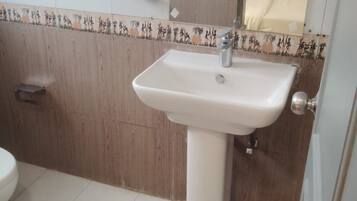 Chinelos, toalhas de banho, sabonete, shampoo