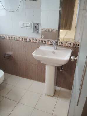 Pantuflas, toallas, jabón, shampoo 