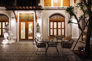 Front of property - At Tree Hotel Thaphae Gate Chiangmai (Chiang Mai)