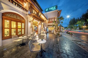 Front of property - At Tree Hotel Thaphae Gate Chiangmai (Chiang Mai)