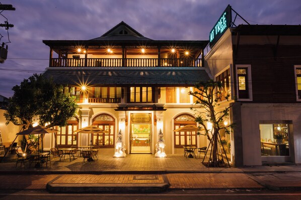 Front of property - At Tree Hotel Thaphae Gate Chiangmai (Chiang Mai)