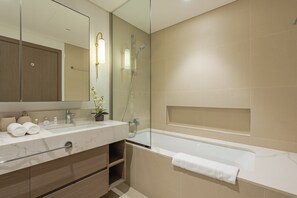 Regadera, secadora de cabello, bidet, toallas 