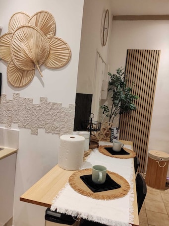 Dining. Romantic apartment with hot tub in a quiet location near the beach!
