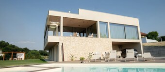 Country House 'Quinta dos Anjos - Guilhofrei' with Lake View, Wi-Fi and Air Conditioning