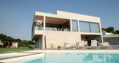 Country House 'Quinta dos Anjos - Guilhofrei' with Lake View, Wi-Fi, and Air Conditioning