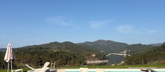 Country House 'Quinta dos Anjos - Guilhofrei' with Lake View, Wi-Fi and Air Conditioning