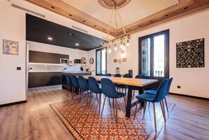 Dining - Elegant Central Barcelona Apartment with Modern Spanish Design (Barcelona)