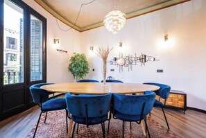 Dining - Elegant Central Barcelona Apartment with Modern Spanish Design (Barcelona)