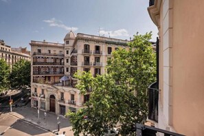 Property grounds - Elegant Central Barcelona Apartment with Modern Spanish Design (Barcelona)