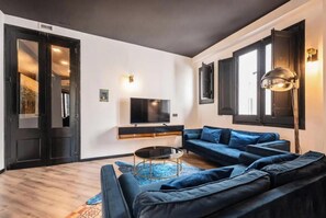 Smart TV - Elegant Central Barcelona Apartment with Modern Spanish Design (Barcelona)