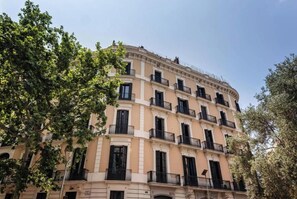 Exterior - Elegant Central Barcelona Apartment with Modern Spanish Design (Barcelona)