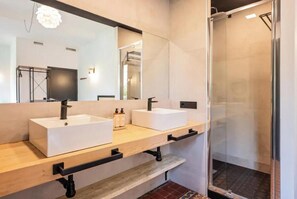 Hair dryer, towels, soap, shampoo - Elegant Central Barcelona Apartment with Modern Spanish Design (Barcelona)