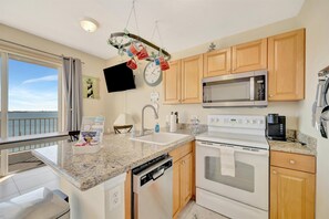 Apartment, Accessible - Waterview Balcony HOT TUB Heated Pool Rum Bar (St. Petersburg)