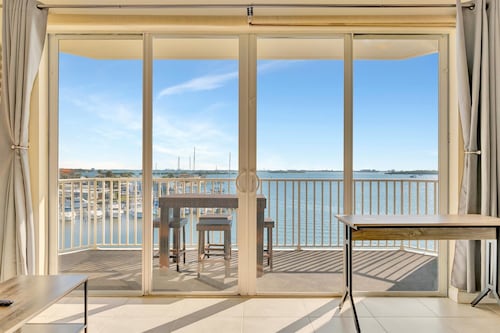 Waterview Balcony HOT TUB Heated Pool Rum Bar