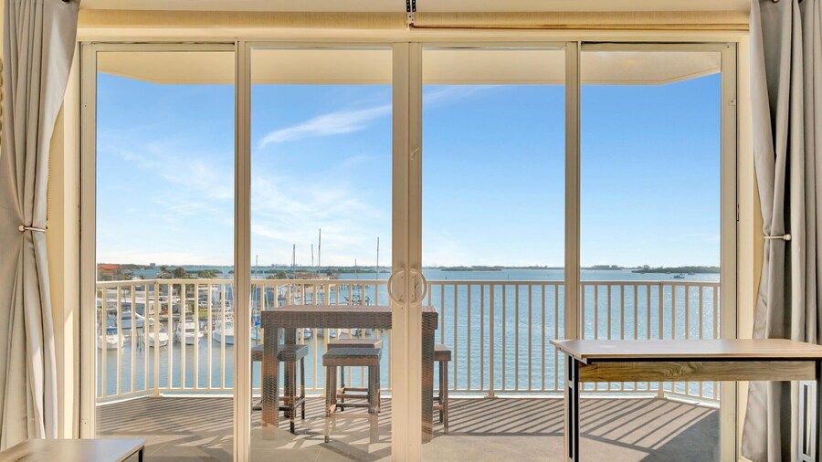 Waterview Balcony HOT TUB Heated Pool Rum Bar