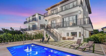 Isla Luna Waterfront Oasis Pool Dock Kayaks