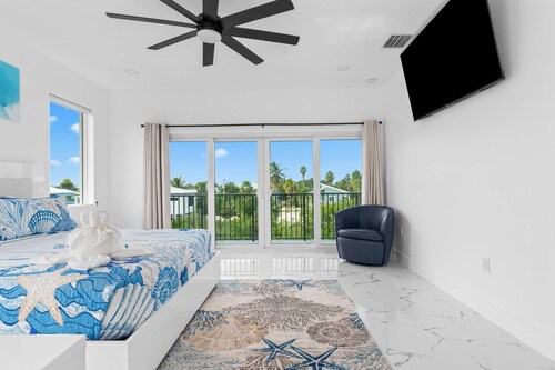 Isla Luna Waterfront Oasis Pool Dock Kayaks