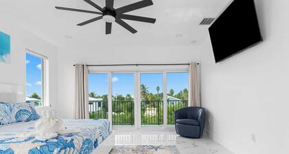 Isla Luna Waterfront Oasis Pool Dock Kayaks