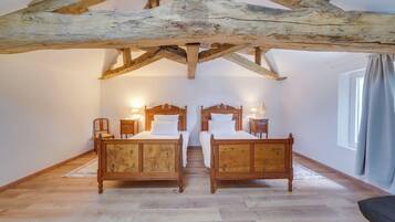 3 slaapkamers, een bureau, een strijkplank/strijkijzer, wifi