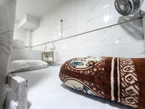 Deluxe Shared Dormitory | Soundproofing, free WiFi, bed sheets - A ONE HOSTEL (New Delhi)