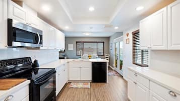 Kylskåp, mikrovågsugn, ugn och spishäll